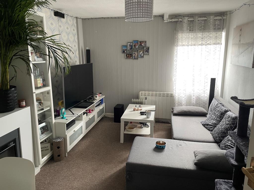 Lot: 86 - FREEHOLD INVESTMENT IN TOWN CENTRE LOCATION - Flat 8 Interior